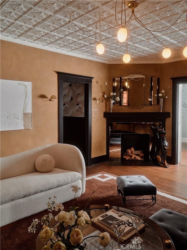 7148 Marshfield Way, Los Angeles, CA 90046 - living room with an ornate ceiling and wood finished floors