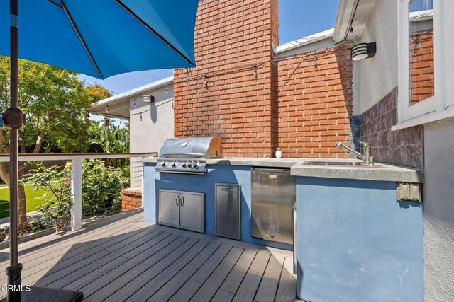 2156 Las Lunas St, Pasadena, CA 91107 - wooden terrace with a sink and an outdoor kitchen