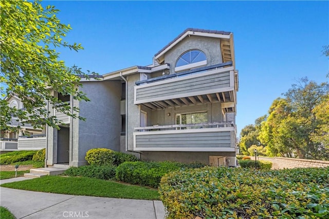 26966 Flo Ln Unit 318, Canyon Country, CA 91351 - townhome / multi-family property with stucco siding and a balcony