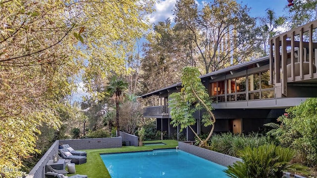 140 Belday Rd, Pasadena, CA 91105 - swimming pool featuring a yard