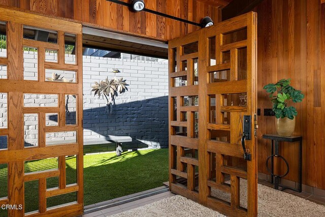 140 Belday Rd, Pasadena, CA 91105 - detailed view of wood walls