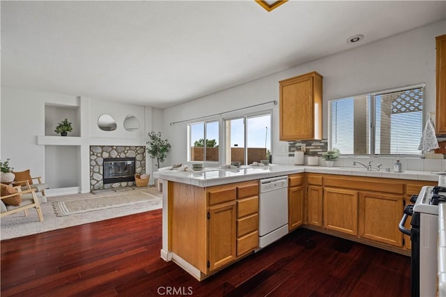3065 Conestoga Canyon Rd, Palmdale, CA 93550 - kitchen featuring dishwasher, dark wood-style floors, a peninsula, and open floor plan