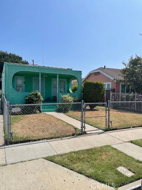 1322 E 70th St E, Los Angeles, CA 90001 - view of front of property featuring a fenced front yard, a gate, and a porch