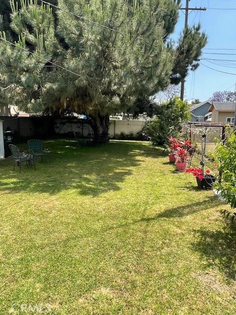 1322 E 70th St E, Los Angeles, CA 90001 - view of yard