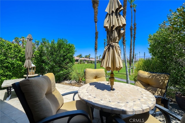 76022 Honeysuckle Dr, Palm Desert, CA 92211 - view of patio / terrace with outdoor dining area