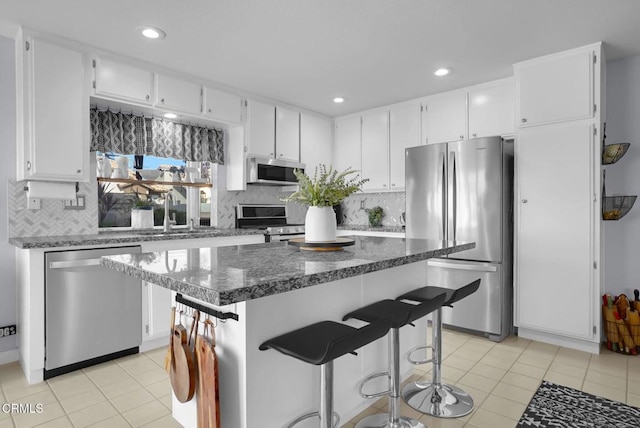 885 Oakland Hills Dr, Banning, CA 92220 - kitchen featuring appliances with stainless steel finishes, a sink, light tile patterned flooring, decorative backsplash, and recessed lighting