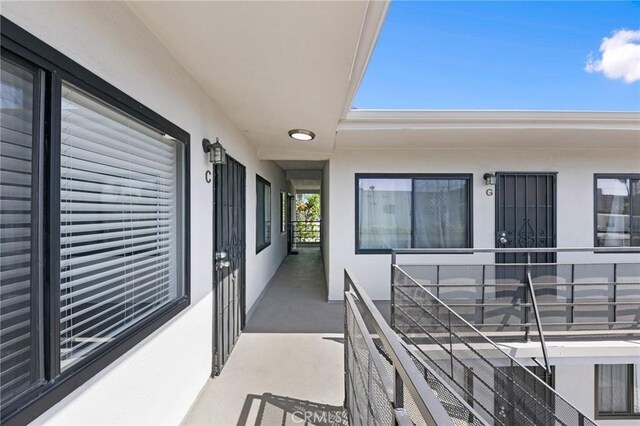 1242 Cedar Ave, Long Beach, CA 90813 - view of exterior entry featuring a balcony and stucco siding
