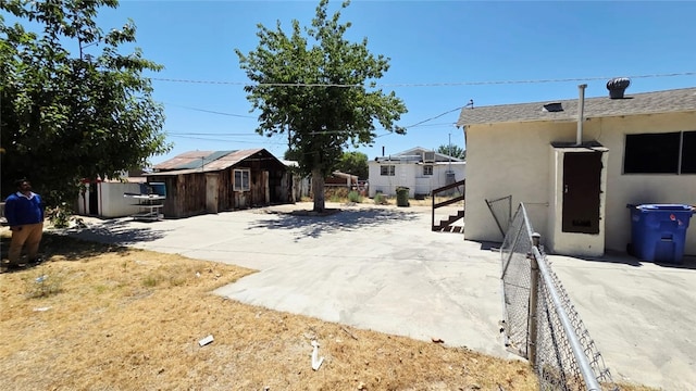 322 S 8th St, Taft, CA 93268 - view of patio featuring an outdoor structure