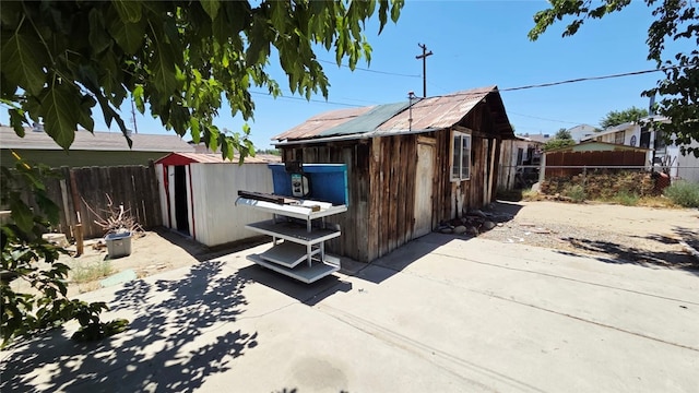 322 S 8th St, Taft, CA 93268 - fenced backyard with a patio and a storage unit