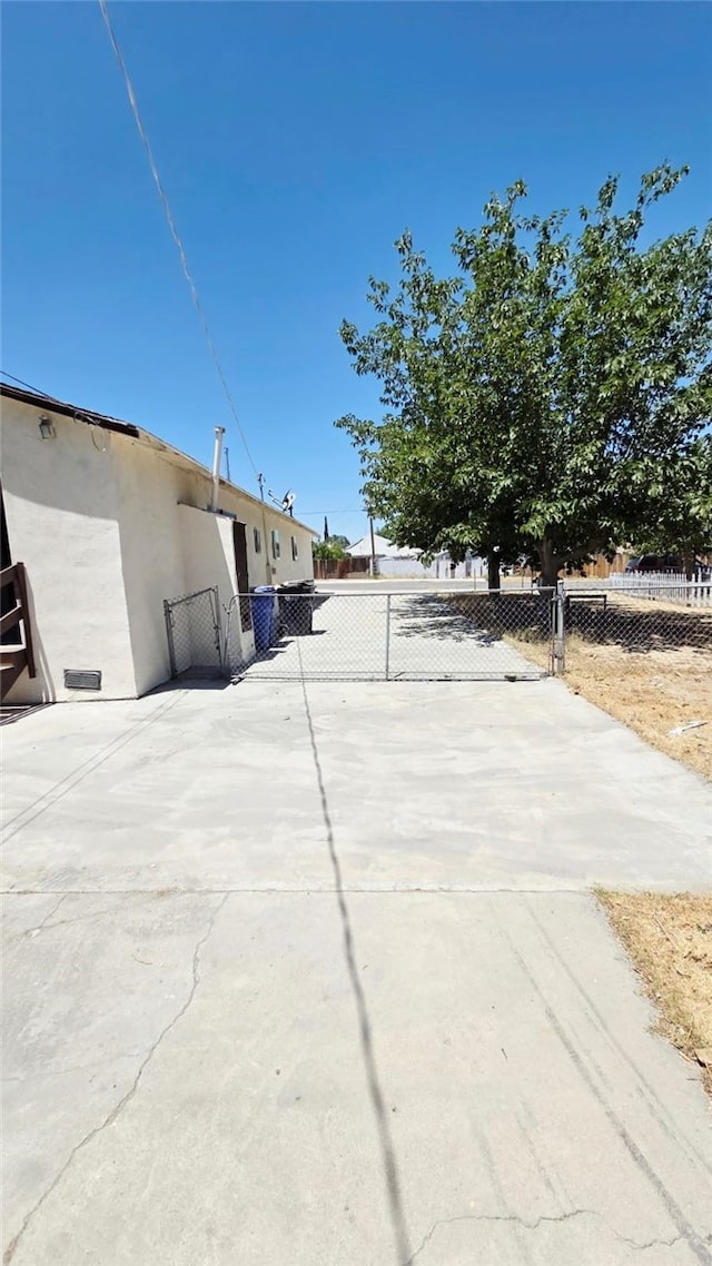 322 S 8th St, Taft, CA 93268 - view of concrete driveway