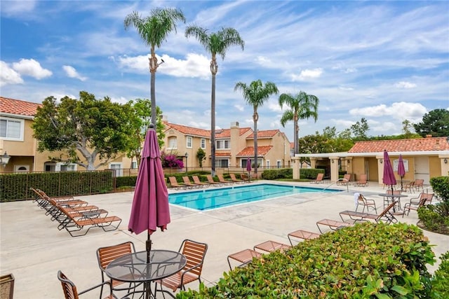 2444 Paseo Circulo, Tustin, CA 92782 - community pool with a patio