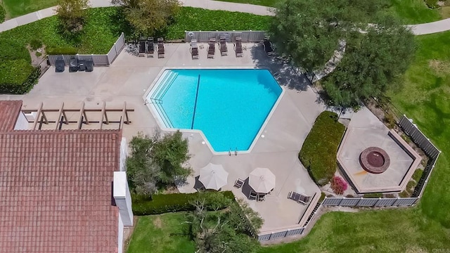 22 Seaview Dr S, Rolling Hills Estates, CA 90274 - view of subject property with a pool area