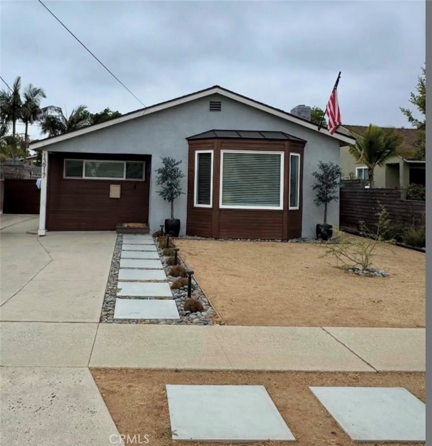 13917 Truro Ave, Hawthorne, CA 90250 - view of front facade featuring stucco siding