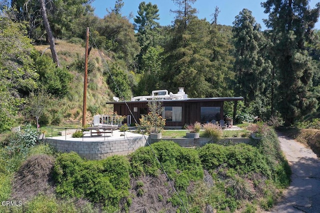 633 Norumbega Dr, Monrovia, CA 91016 - back of house with a forest view and a patio