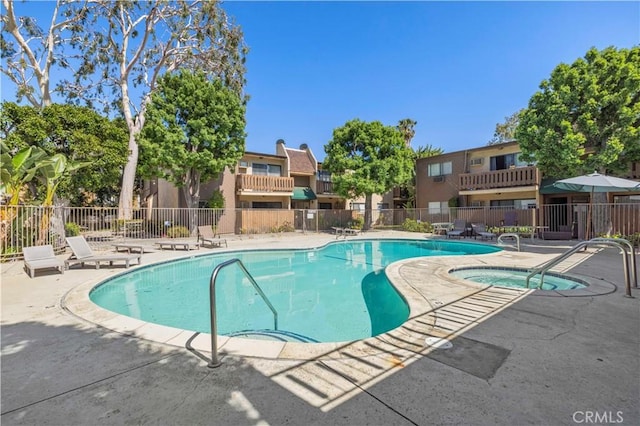 17900 Sherman Way Unit 416, Reseda, CA 91335 - community pool featuring a community hot tub and a patio area