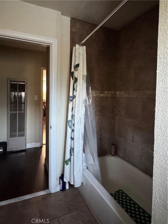 19549 Schoolcraft St, Reseda, CA 91335 - full bath with shower / bathtub combination with curtain
