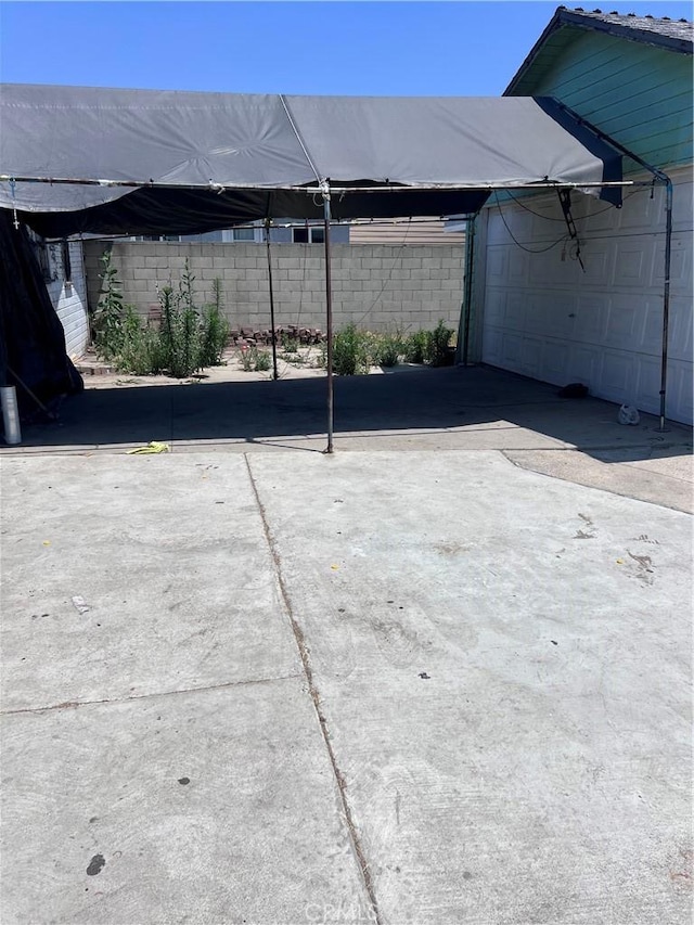 1909 E 59th St, Long Beach, CA 90805 - view of patio featuring a garage
