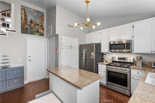 5463 Newcastle Ave Unit 8, Encino, CA 91316 - kitchen featuring stainless steel appliances, dark wood-style floors, a chandelier, white cabinetry, and high vaulted ceiling