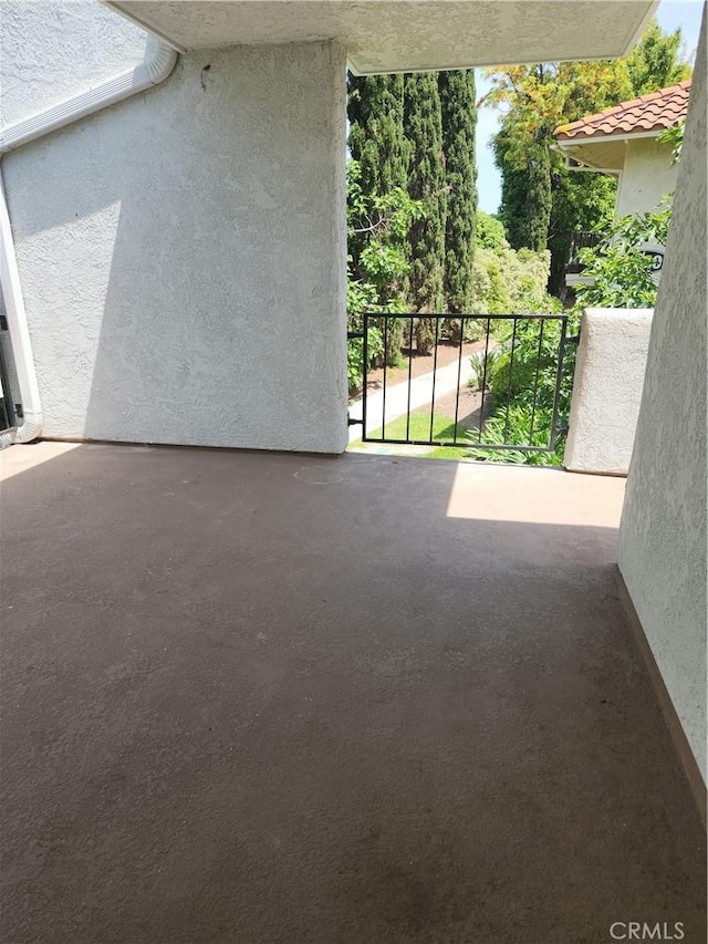 2119 Via Puerta Unit Q, Laguna Woods, CA 92637 - view of patio featuring a balcony