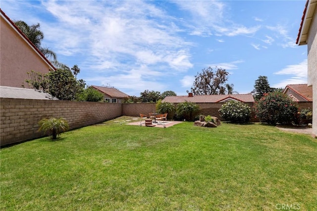 3016 Daphney Ct, Simi Valley, CA 93063 - fenced backyard featuring a patio area