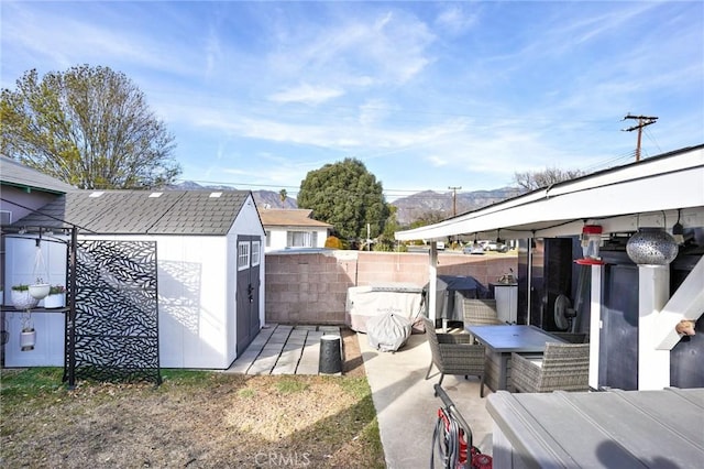 911 Genoa St, Monrovia, CA 91016 - view of yard with a patio area