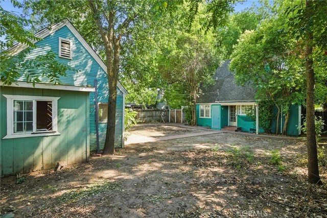915 Poplar St, Chico, CA 95928 - view of yard featuring an outdoor structure