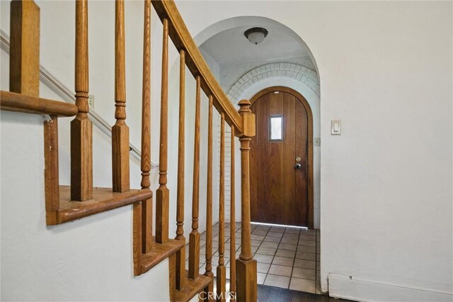 915 Poplar St, Chico, CA 95928 - entrance foyer featuring arched walkways and stairway