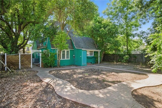 915 Poplar St, Chico, CA 95928 - view of outdoor structure with a fenced backyard