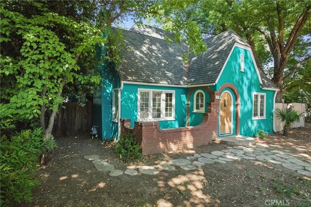 915 Poplar St, Chico, CA 95928 - view of front facade with brick siding and roof with shingles