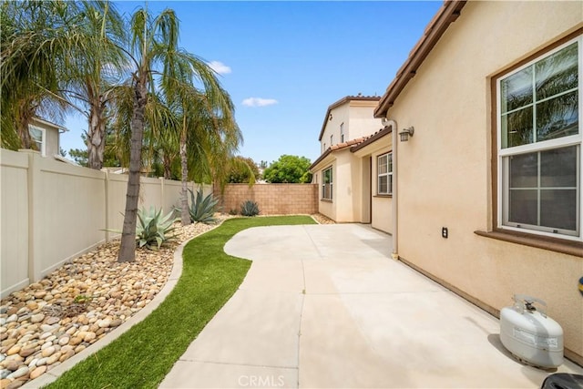 46239 Lone Pine Dr, Temecula, CA 92592 - fenced backyard with a patio area