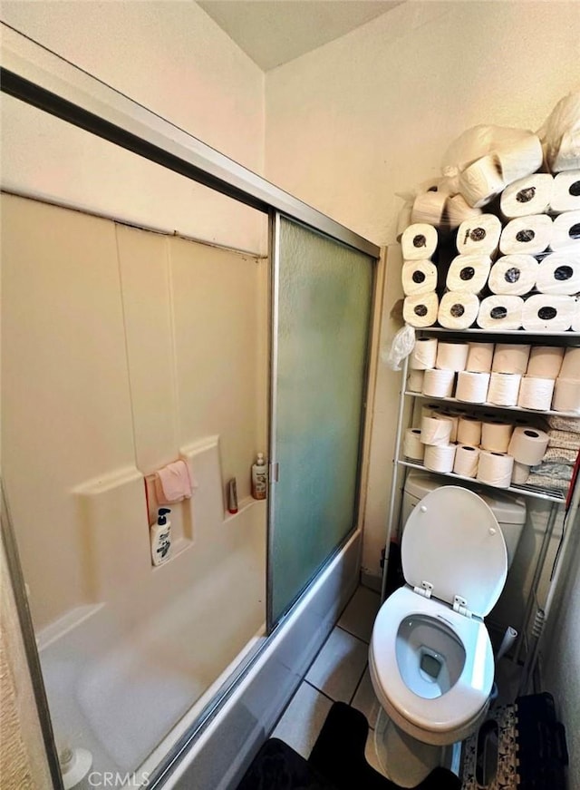 1136 Arapahoe St, Los Angeles, CA 90006 - full bath with tile patterned flooring, toilet, and bath / shower combo with glass door
