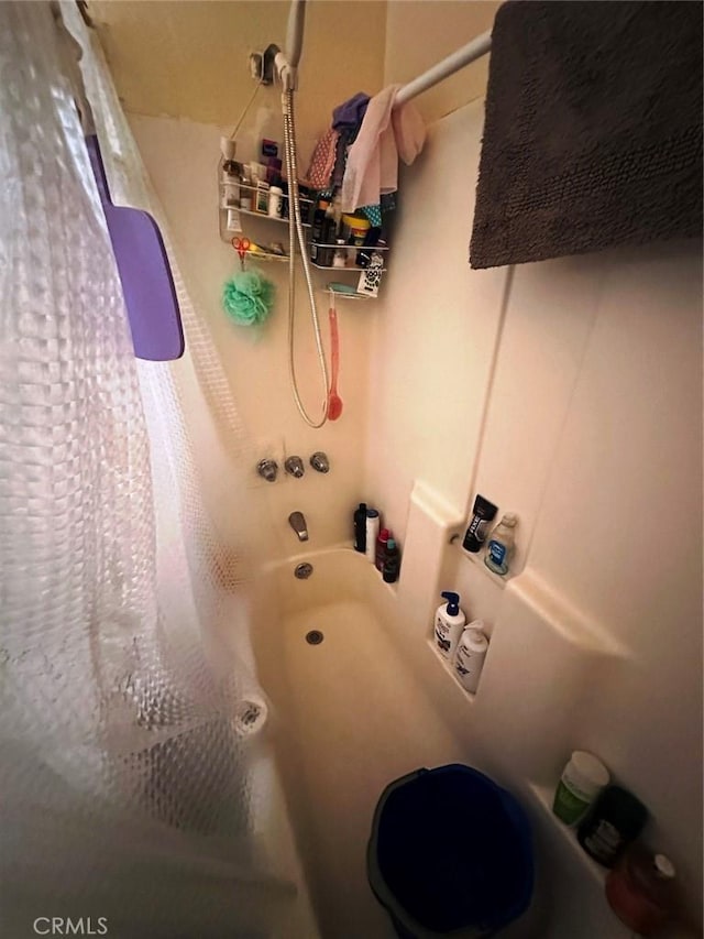 1136 Arapahoe St, Los Angeles, CA 90006 - full bathroom with shower / bath combination with curtain