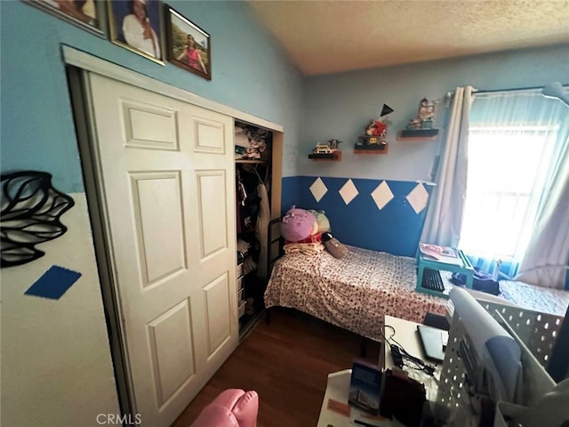 1136 Arapahoe St, Los Angeles, CA 90006 - bedroom with dark wood-style floors, a closet, and a textured ceiling