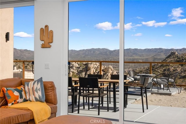 5890 Olema Rd, Yucca Valley, CA 92284 - interior space with a mountain view