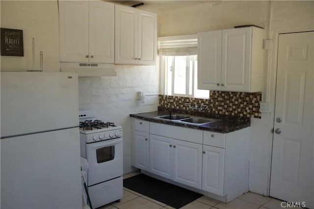 73514 Desert Trail Dr Unit 29, Palms, CA 92277 - kitchen with white appliances, under cabinet range hood, a sink, dark countertops, and tasteful backsplash