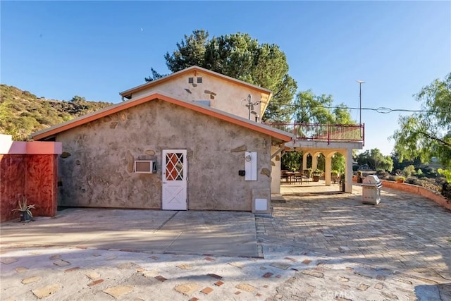 801 Box Canyon Rd, Canoga Park, CA 91304 - rear view of house featuring stucco siding and a balcony