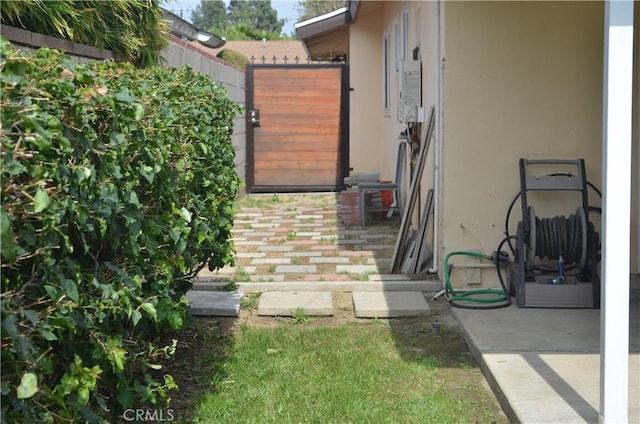 10407 Danube Ave, Granada Hills, CA 91344 - view of yard with a gate