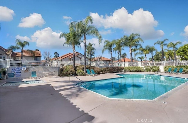23375 La Crescenta Unit C274, Mission Viejo, CA 92691 - community pool with a patio area and a residential view