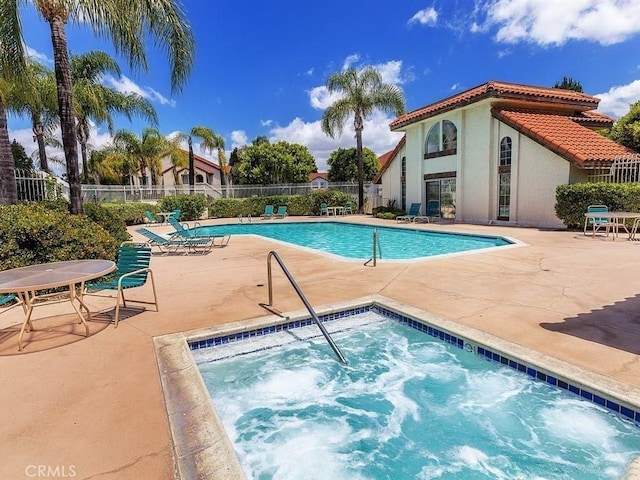 23375 La Crescenta Unit C274, Mission Viejo, CA 92691 - community pool featuring a patio area and a hot tub