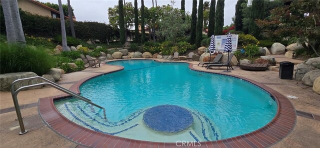 1364 Park Plaza Dr, Long Beach, CA 90804 - community pool with a patio area