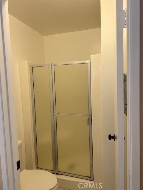 61765 Arroyo Rd Unit 5, Palm Springs, CA 92264 - full bathroom featuring toilet and a stall shower