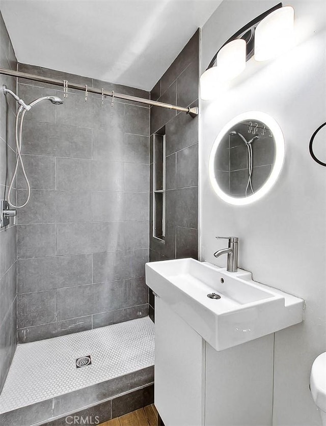 810 Edgewood St Unit 302, Inglewood, CA 90302 - bathroom with tiled shower, vanity, and toilet