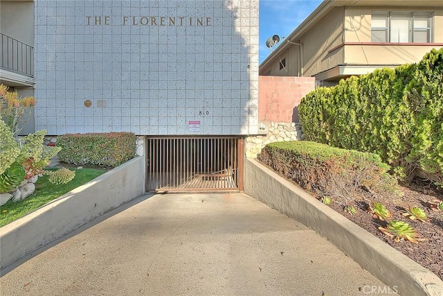810 Edgewood St Unit 302, Inglewood, CA 90302 - surrounding community with a gate