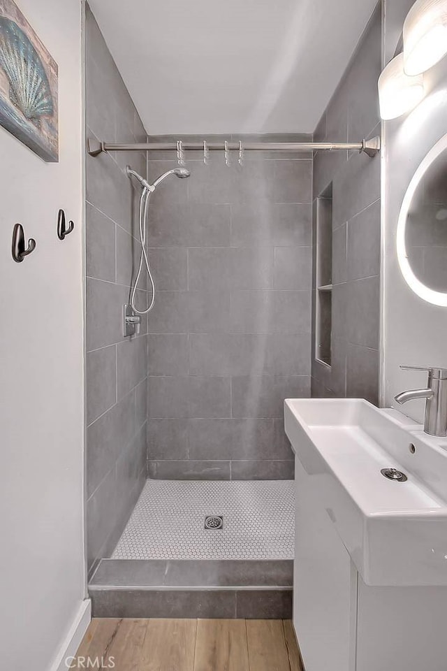 810 Edgewood St Unit 302, Inglewood, CA 90302 - bathroom with a tile shower, vanity, and wood finished floors