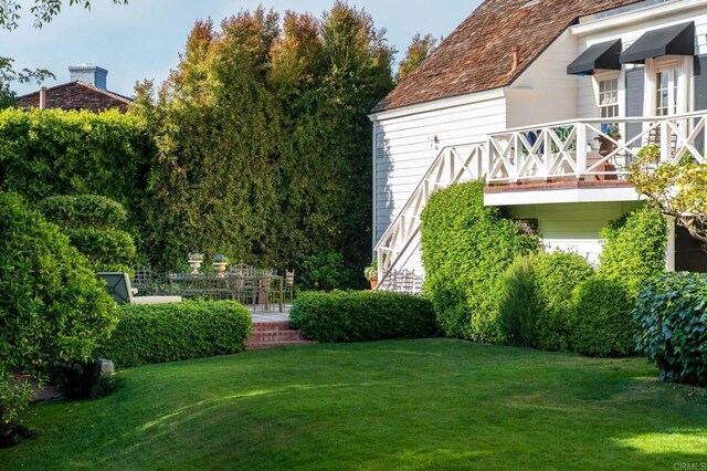 7716 Lookout Dr, La Jolla, CA 92037 - view of grassy yard with a balcony