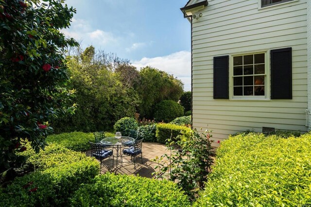 7716 Lookout Dr, La Jolla, CA 92037 - view of yard with a patio area