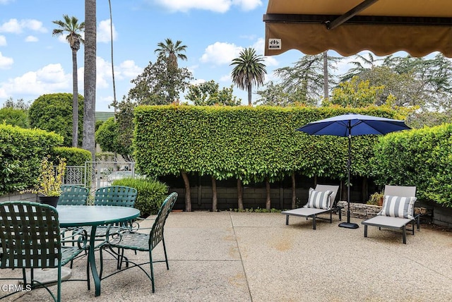 848 S Orange Grove Blvd, Pasadena, CA 91105 - view of patio featuring outdoor dining space