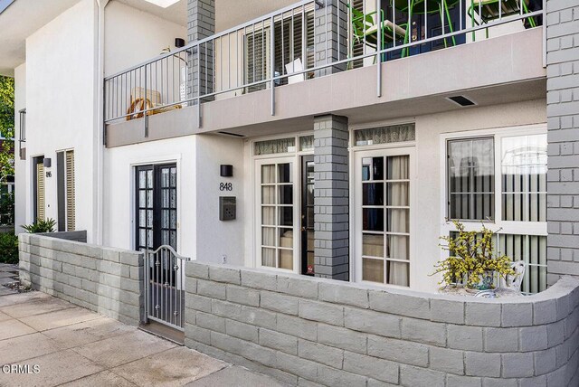 848 S Orange Grove Blvd, Pasadena, CA 91105 - doorway to property with a balcony, stucco siding, and a gate