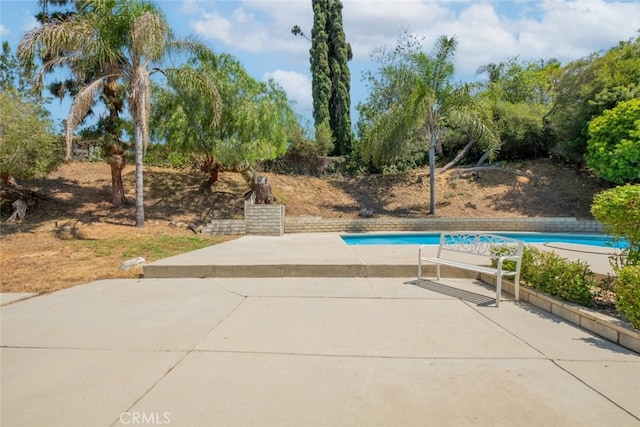 19941 Hiawatha St, Chatsworth, CA 91311 - swimming pool with a patio