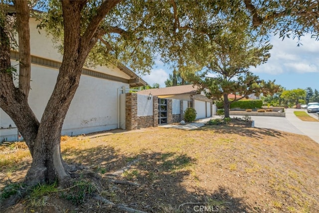19941 Hiawatha St, Chatsworth, CA 91311 - view of yard with a garage